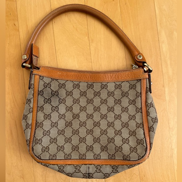 GUCCI 👜 vintage one shoulder handbag. Used and adored. Good condition. - Picture 3 of 11
